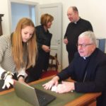 Giulia Parenti del Team IndifferenzaZero mostra a Monsignor Ciattini le funzioni dell'app OpenHeart