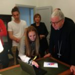 Monsignor Ciattini ascolta le parole dei ragazzi del Team IndifferenzaZero