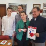 Il Dirigente Gabriella Raimo in supporto al Team IndifferenzaZero durante l'incontro con il Primo Cittadino, Massimo Giuliani
