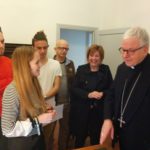 Il Dirigente Gabriella Raimo e il Prof. Collavitti, in supporto al Team IndifferenzaZero durante l'incontro con il Vescovo, Monsignor Ciattini