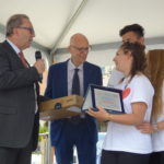 Sul palco gli studenti premiati dal Senior Program manager di Junior Achievement Italia, Giacomo Giovannini, e dal Governatore Rotary Distretto 2071, Alessandro Vignani, per aver lavorato al miglior progetto di impresa “cittadinanza attiva”