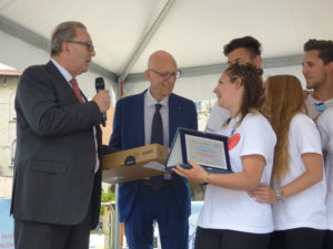 Sul palco gli studenti premiati dal Senior Program manager di Junior Achievement Italia, Giacomo Giovannini, e dal Governatore Rotary Distretto 2071, Alessandro Vignani, per aver lavorato al miglior progetto di impresa “cittadinanza attiva”